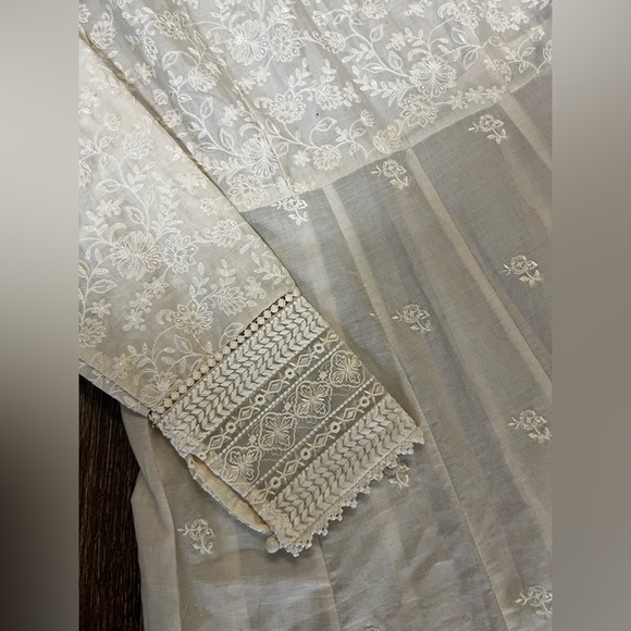 Elegant White Ethnc brand Pakistani Indian dress - Picture 4 of 7
